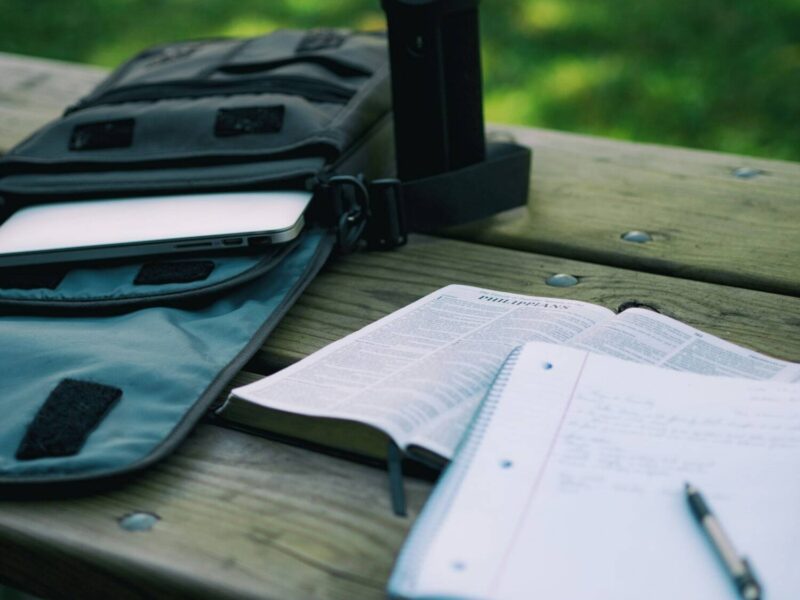 Laptop bag and paper - Photo: Aaron Burden, Unsplash